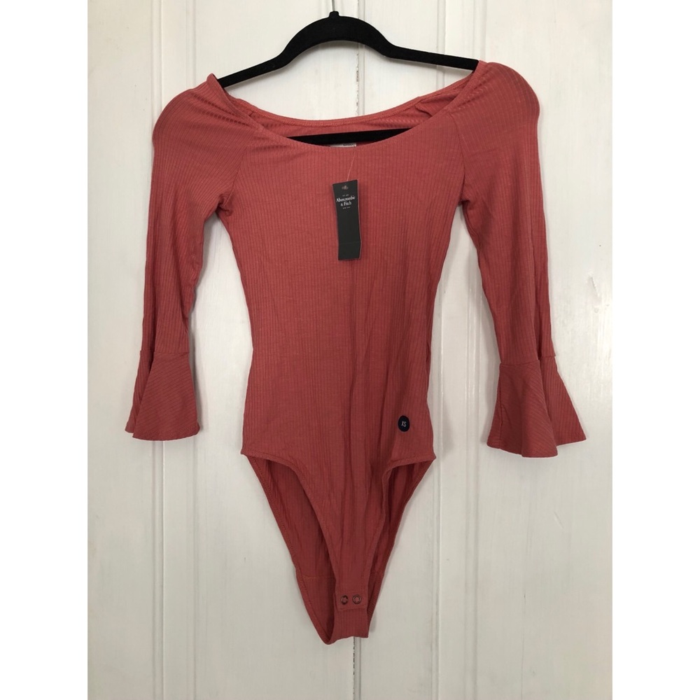 XS Abercrombie and Fitch pink scoop neck body suit